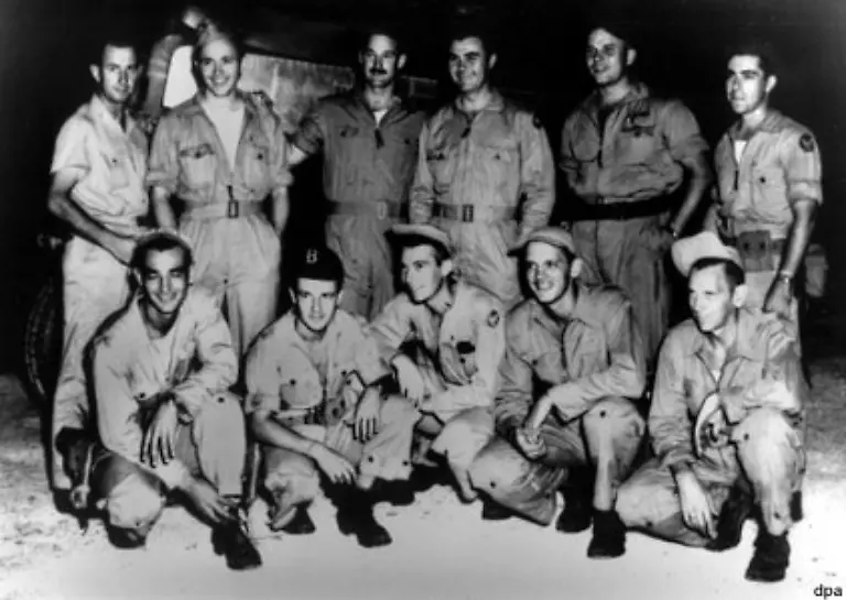 Abgeworfen-wird-sie-vom-US-Bomber-Enola-Gay-Die-Crew-posiert-einen-Tag-vor-dem-Abwurf-vor-ihrer-Maschine-vom-Typ-B-29