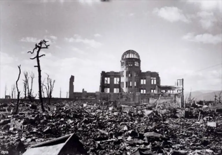 Die-Auswirkungen-des-Atombombeneinsatzes-sind-verheerend-Zehntausende-Menschen-kommen-unmittelbar-ums-Leben