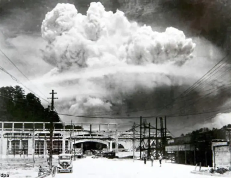 Ihr-Ziel-ist-die-japanische-Hafenstadt-Nagasaki-Der-Abwurf-erfolgt-am-9-August-1945-um-11-02-Uhr-Ortszeit
