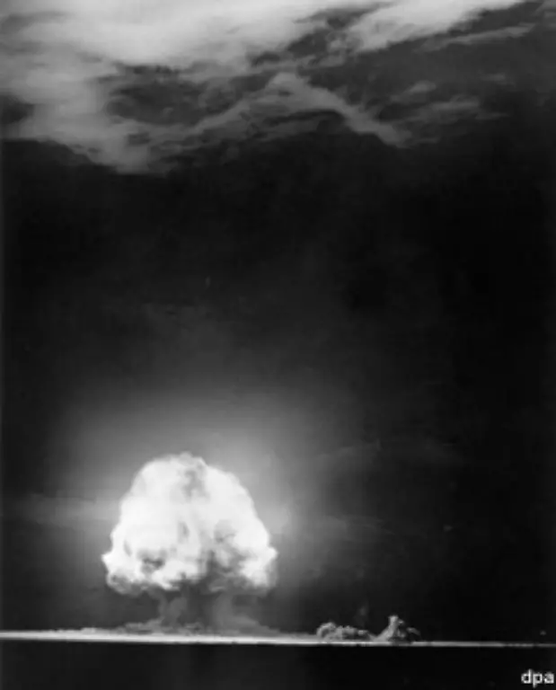 Selbst-in-fast-300-Kilometern-Entfernung-ist-die-Detonation-noch-zu-sehen