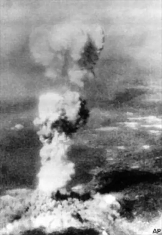 und-den-wenig-darauf-folgenden-Bombenabwuerfen-auf-die-japanischen-Staedte-Hiroshima