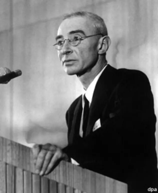 Die-wissenschaftliche-Leitung-hat-der-Physiker-Julius-Robert-Oppenheimer-inne-Er-wird-spaeter-als-Vater-der-Atombombe-gelten