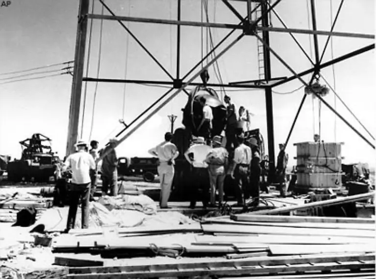 Am-fruehen-Morgen-des-16-Juli-1945-ist-es-soweit-Unter-dem-Codenamen-Trinity-Dreifaltigkeit-wird-im-ebenfalls-in-New-Mexico-gelegenen-Alamogordo-die-erste-Atombombe-gezuendet-Befestigt-wird-sie