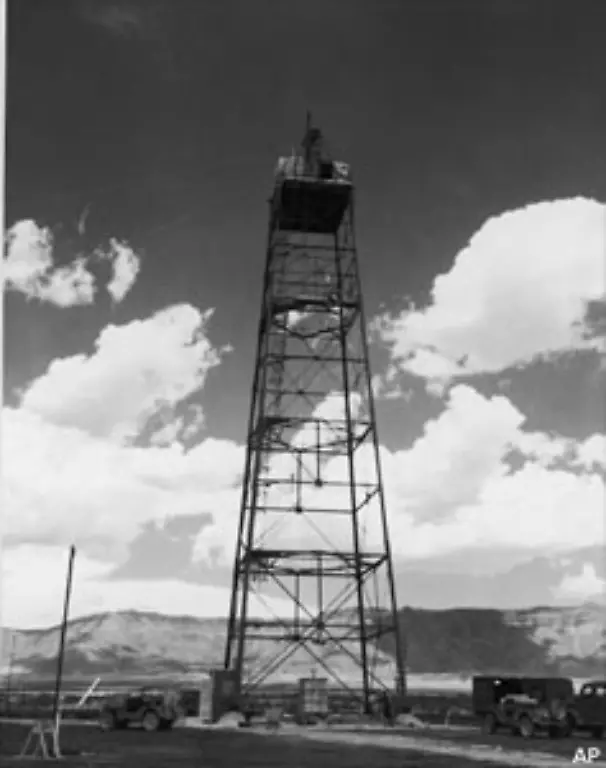 an-einem-etwa-30-Meter-hohen-Stahlgeruest