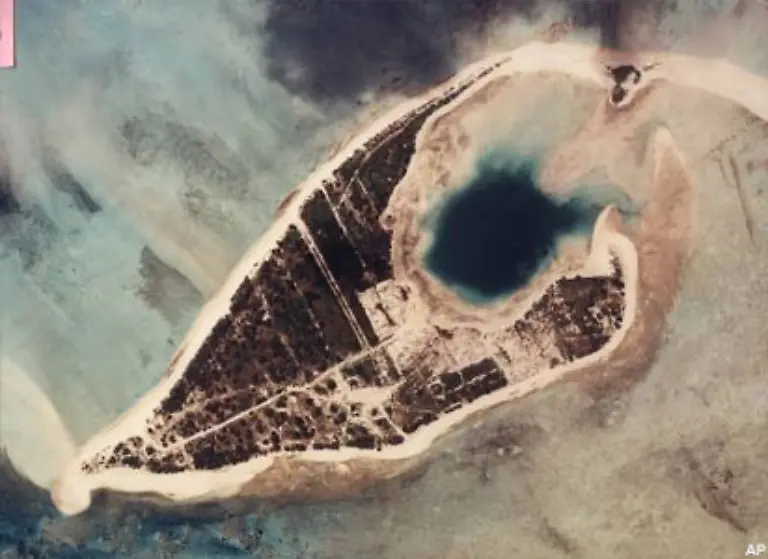 Die-Folgen-der-Kernwaffentests-auf-dem-Eniwetok-Atoll-werden-nicht-nur-auf-Grund-der-Strahlenbelastung-noch-jahrzehntelang-wahrnehmbar-sein-Diese-Luftaufnahme-stammt-aus-dem-Jahr-1978-Die-Lagune-rechts-im-Bild-wurde-ebenso-bei-einem-Atombombentest-1956-in-die-Inselgruppe-gerissen
