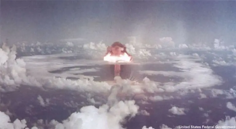 Das-Eniwetok-Atoll-ist-1952-auch-Austragungsort-der-Operation-Ivy-Sie-umfasst-zwei-Explosionen-Bei-Ivy-King-handelt-es-sich-um-eine-konventionelle-Atombombe-mit-ungeheurer-Schlagkraft
