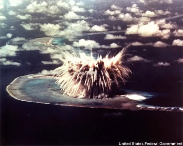 wird-dabei-das-Eniwetok-Atoll-von-Nuklearbomben-erschuettert