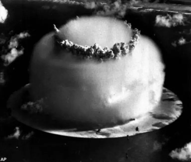 Doch-das-nukleare-Wettruesten-und-damit-die-Geschichte-der-Atomtests-hat-gerade-erst-begonnen-Unter-dem-Namen-Crossroads-setzen-die-USA-im-Sommer-1946-ihre-Versuche-fort