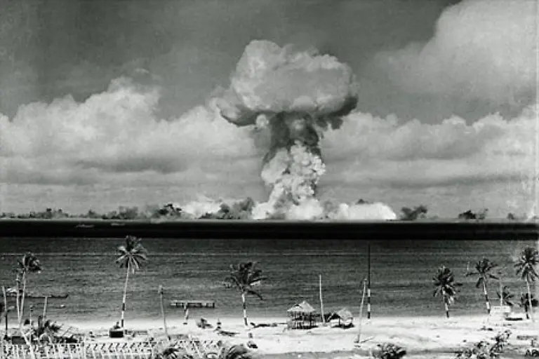 Diesmal-jedoch-nicht-in-einer-heimischen-Wueste-sondern-weit-entfernt-im-Suedpazifik-auf-dem-zu-den-Marshall-Inseln-gehoerenden-Bikini-Atoll