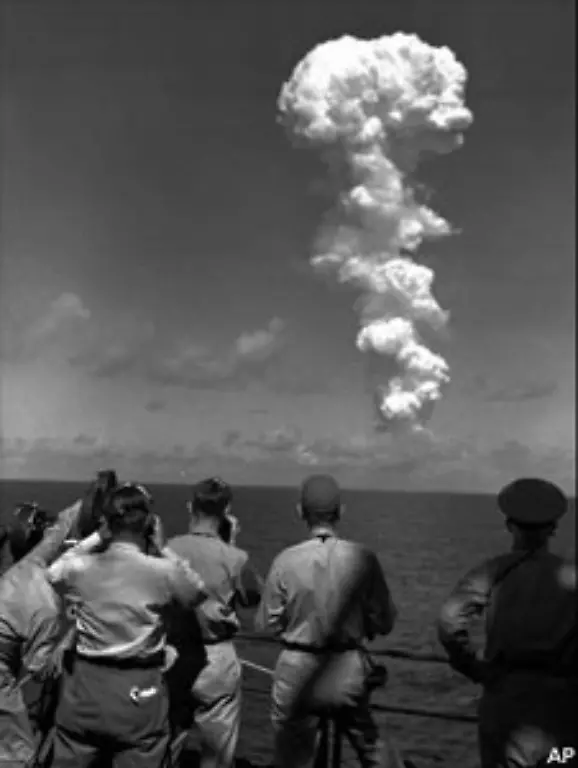 Beim-ersten-wird-eine-frei-fallende-Bombe-in-einer-Hoehe-von-160-Metern-gezuendet