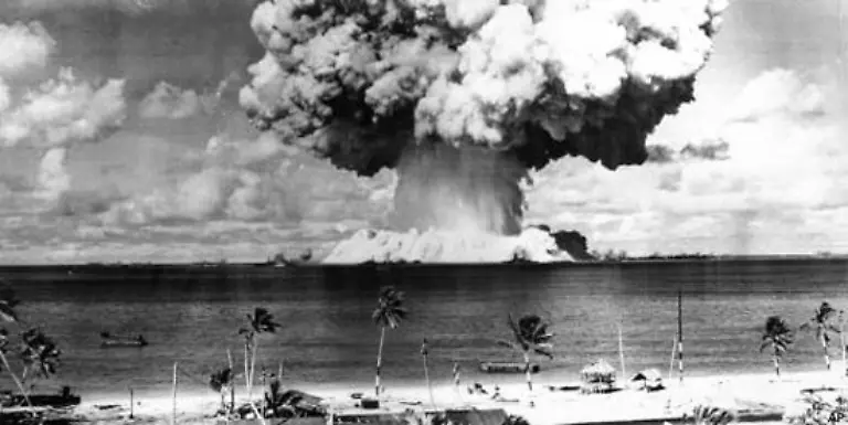Beim-zweiten-findet-die-Explosion-60-Meter-unter-der-Wasseroberflaeche-statt