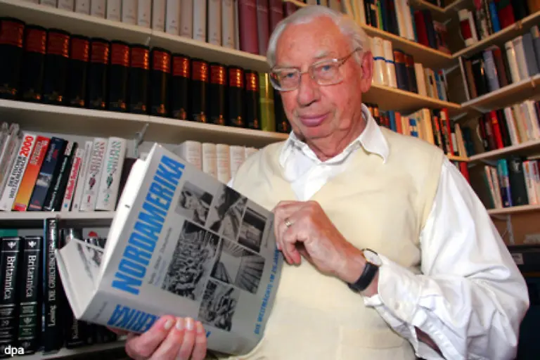 In-Deutschland-machte-der-Journalist-Thilo-Koch-1957-auf-Freitag-den-13-als-Unglueckstag-aufmerksam-Er-witzelte-in-der-Frankfurter-Allgemeinen-Zeitung-ueber-den-aus-Angst-vor-Unglueck-verzoegerten-Stapellauf-des-Oeltankers-Tina-Onassis