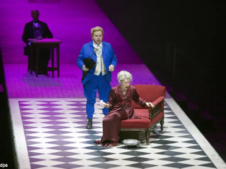 Zur-Gruppe-der-Aberglaeubigen-gehoeren-auch-die-Schauspieler-so-darf-im-Theater-nicht-gepfiffen-werden-Glueck-wird-nur-mit-den-Worten-toi-toi-toi-gewuenscht-und-es-wird-sich-nicht-dafuer-bedankt-eine-Generalprobe-muss-schlecht-sein-sonst-gelingt-die-Auffuehrung-nicht-und-so-weiter