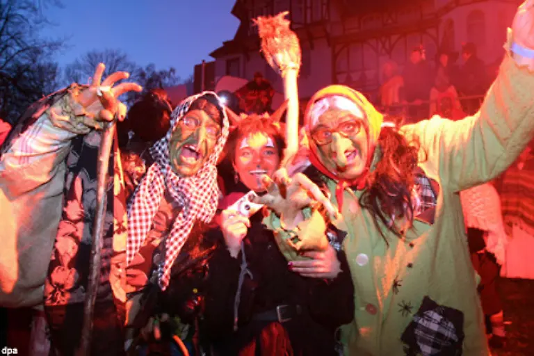 Und-auch-der-Aber-glaube-an-Hexen-ist-noch-nicht-ausgestorben-So-treffen-sich-gerade-am-30-April-jedes-Jahr-noch-immer-viele-Menschen-um-die-Walpurgisnacht-zu-feiern