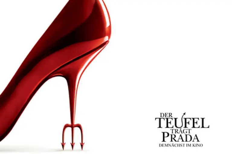 Das-Ganze-wird-garniert-mit-wunderbaren-Bildern-des-glitzernden-New-York-die-Reisesehnsucht-wecken-Aber-die-Geschichte-vom-Mode-Teufel-und-dem-Mauerbluemchen-das-sich-in-der-Welt-der-Eitelkeiten-behauptet-indem-es-seine-Seele-gegen-ein-Paar-Jimmy-Choo-Schuhe-verkauft-hat-ihre-Laengen-finden-Maenner