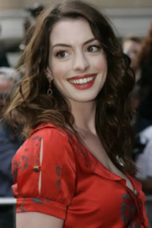 Dabei-hat-sie-keine-Ahnung-von-Mode-traegt-die-fuer-die-Branche-unglaubliche-Konfektionsgroesse-40-und-laesst-sich-am-Telefon-vom-prominenten-Anrufer-Gabbana-buchstabieren