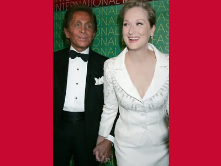 Modeschoepfer-Valentino-Die-Modewelt-wird-opulent-von-Kameramann-Florian-Ballhaus-in-Szene-gesetzt-ohne-dass-es-dabei-richtig-bissig-zugeht