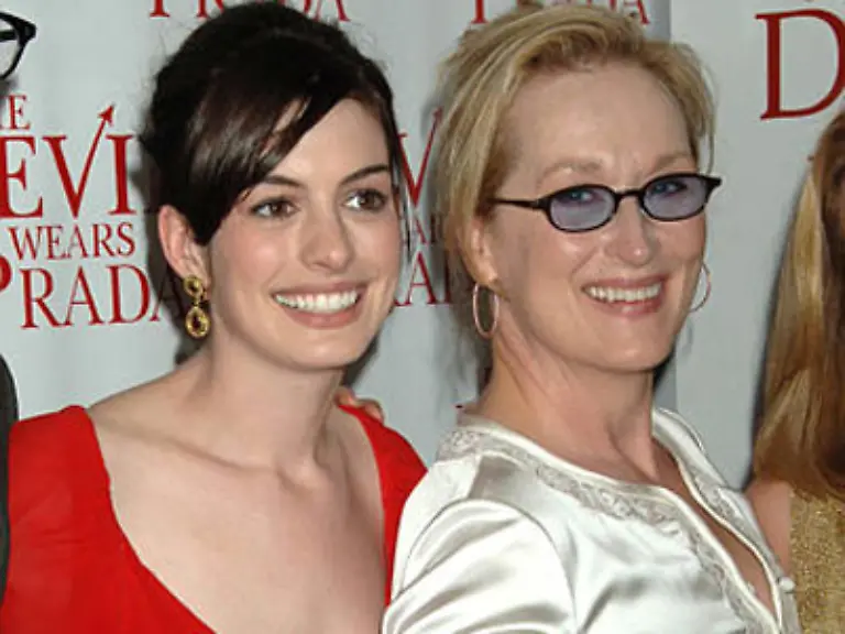 Sowohl-Hathaway-als-auch-Streep-sehen-in-ihren-Kreationen-hinreissend-aus
