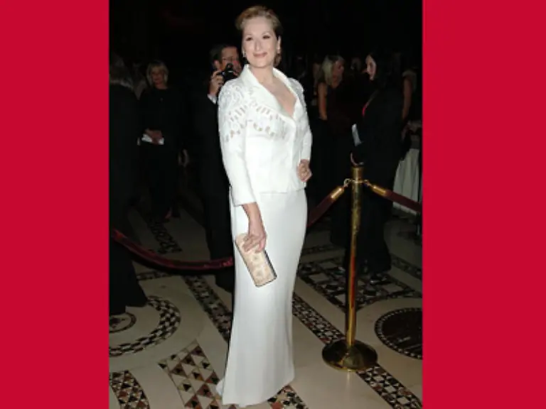 Erstmals-habe-sie-Kleider-und-Kostueme-nach-Drehschluss-behalten-Jetzt-wird-s-peinlich-Ich-trage-neuerdings-Filmklamotten-auf