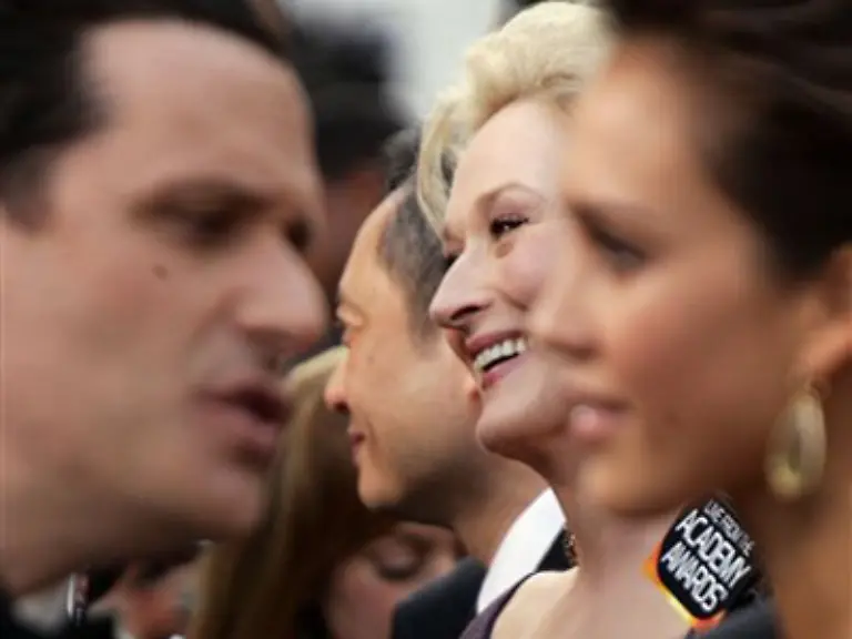 Maechtig-und-maechtig-unsympathisch-spielt-die-Chefin-mit-den-eisgrauen-Haaren-auf-Angestellte-laesst-sie-antreten-und-abtreten-wie-Soldaten-kein-Mann-koennte-das-besser