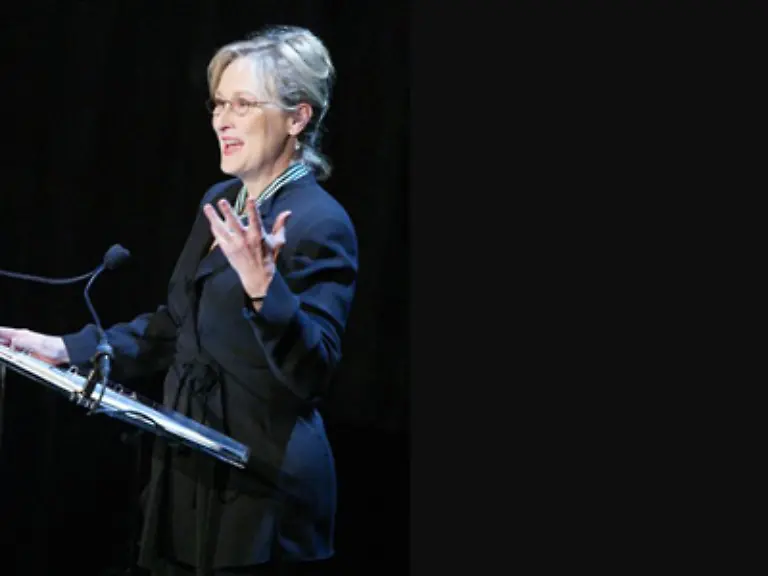 Ihr-Gesichtsausdruck-ist-abweisend-ablehnend-oder-einfach-eiskalt-Die-Mitarbeiter-zittern-vor-ihr-Die-Frau-hat-eben-enorme-Macht-sagt-Meryl-Streep-zur-neuen-Rolle