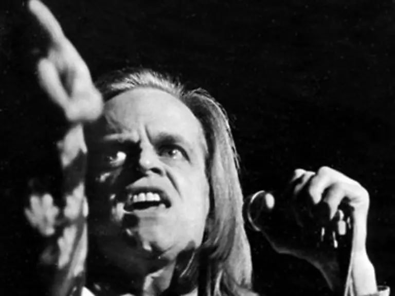 Mal-randalierte-er-auf-der-Buehne-mal-ging-der-Buergerschreck-auf-Talkshow-Moderatoren-los-In-einem-roemischen-Restaurant-zertruemmerte-er-Geschirr-und-pruegelte-sich-mit-Polizisten