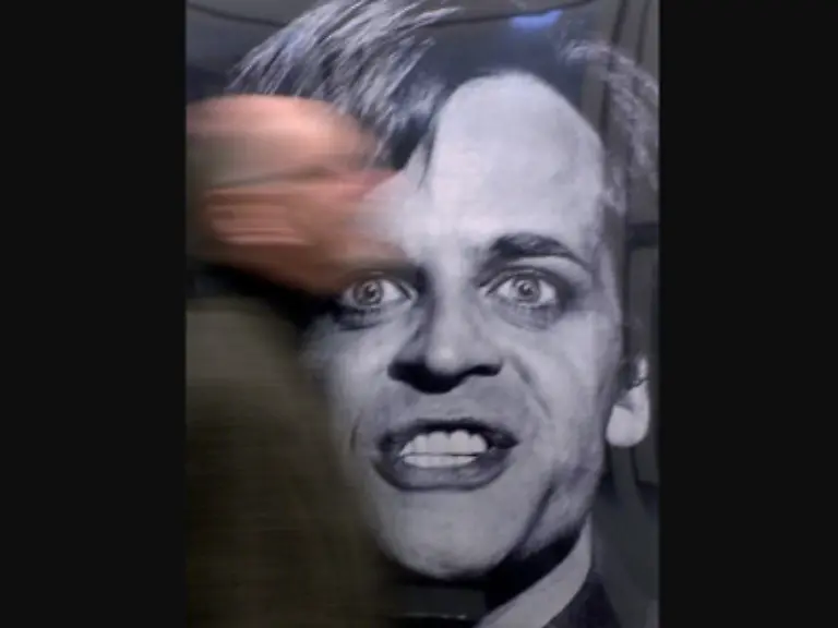 Doch-Herzog-der-seine-Kinski-Erlebnisse-1999-in-dem-Film-Mein-liebster-Feind-dokumentierte-erinnerte-sich-neben-monstroesen-Kaempfen-auch-an-eine-tiefe-tiefe-Freundschaft