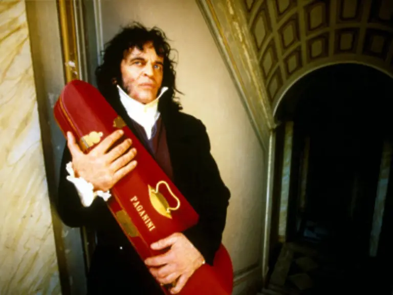 Kinski-spielte-die-Hauptrolle-und-fuehrte-erstmals-auch-Regie-Doch-der-Film-wurde-vom-Wettbewerb-bei-den-Filmfestspielen-in-Cannes-ausgeschlossen-weil-er-dem-Auswahl-Gremium-zu-pornografisch-erschien