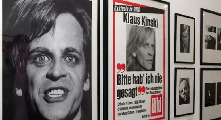 Nach-drei-gescheiterten-Ehen-heiratete-Kinski-mit-61-Jahren-die-damals-17-jaehrige-Italienerin-Deborah-Caprioglio-Dies-ging-nur-zwei-Jahre-gut