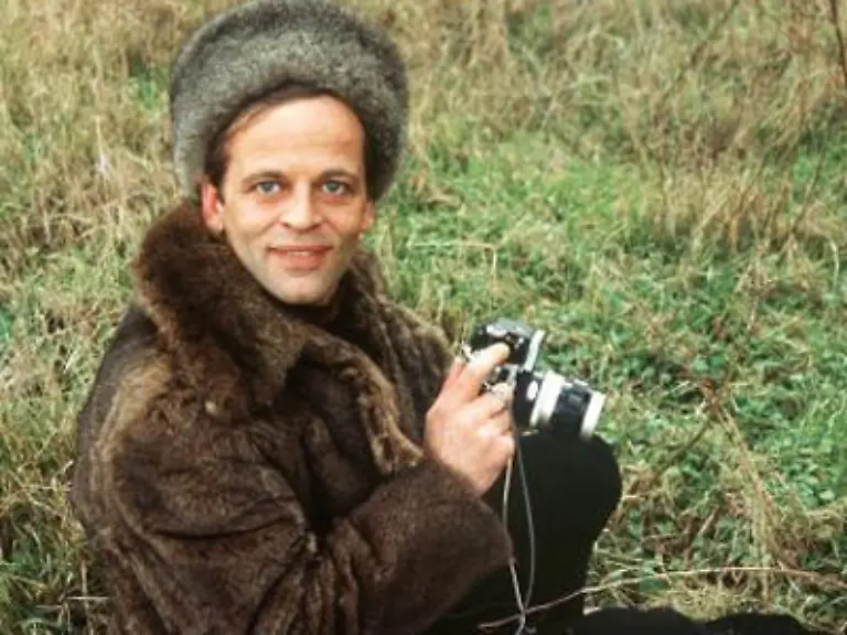 Das-Ende-seines-dramatischen-Lebens-war-ueberraschend-leise-Nach-Angaben-der-Behoerden-in-Lagunitas-starb-Kinski-am-23-November-1991-eines-voellig-natuerlichen-friedlichen-Todes-im-Bett