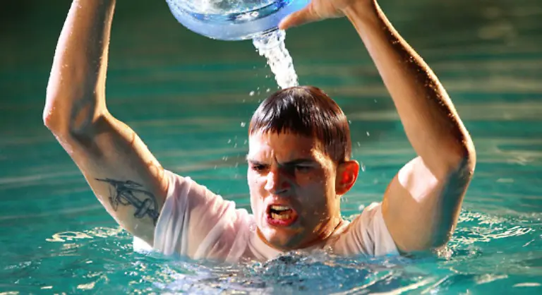 Er-wechselt-die-Seiten-und-trainiert-als-Ausbilder-die-Besten-der-Besten-darunter-auch-den-jungen-attraktiven-Schwimmchampion-Jake-Fischer-Ashton-Kutcher