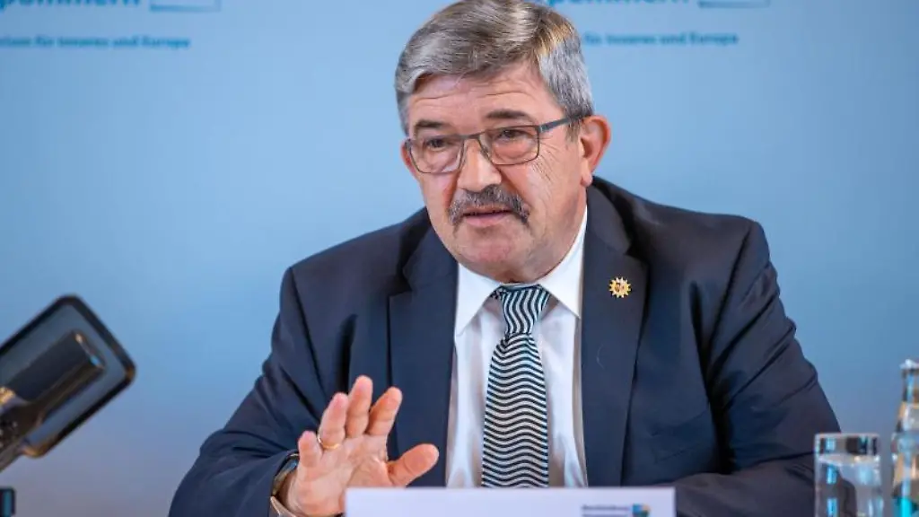 Lorenz-Caffier-Innenminister-von-Mecklenburg-Vorpommern-spricht-bei-einer-Pressekonferenz