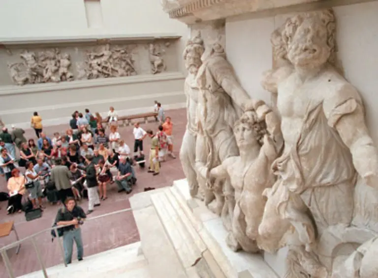 Als-Schlussstein-wird-das-Pergamonmuseum-mit-dem-Pergamonaltar