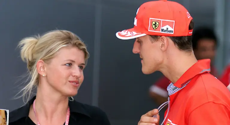 Denn-nun-muessen-wir-und-sie-uns-von-Schumi-im-Arbeitsdress-verabschieden