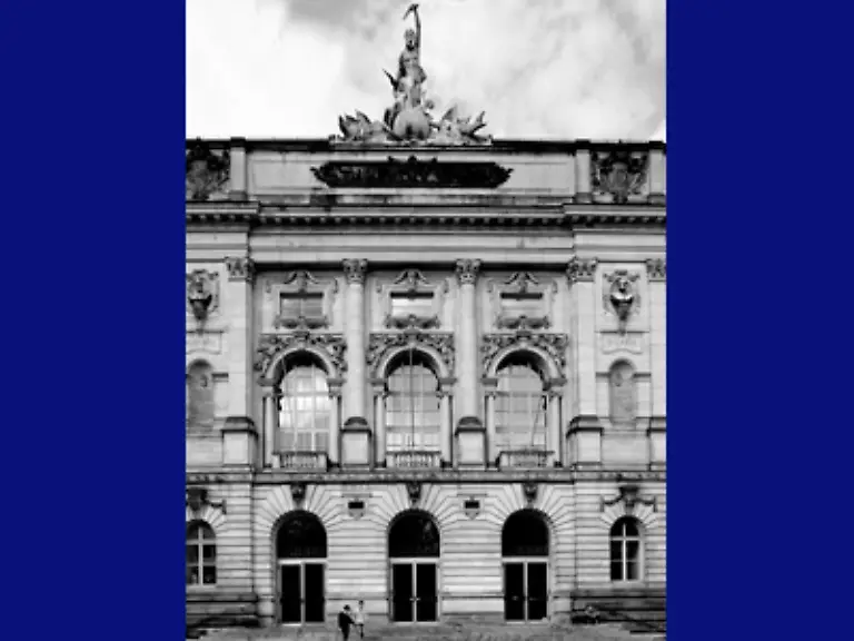 Nach-dem-Abitur-studiert-er-Betriebswirtschaft-und-Mathematik-zunaechst-an-der-Uni-Wuerzburg-Bild-spaeter-in-Muenchen