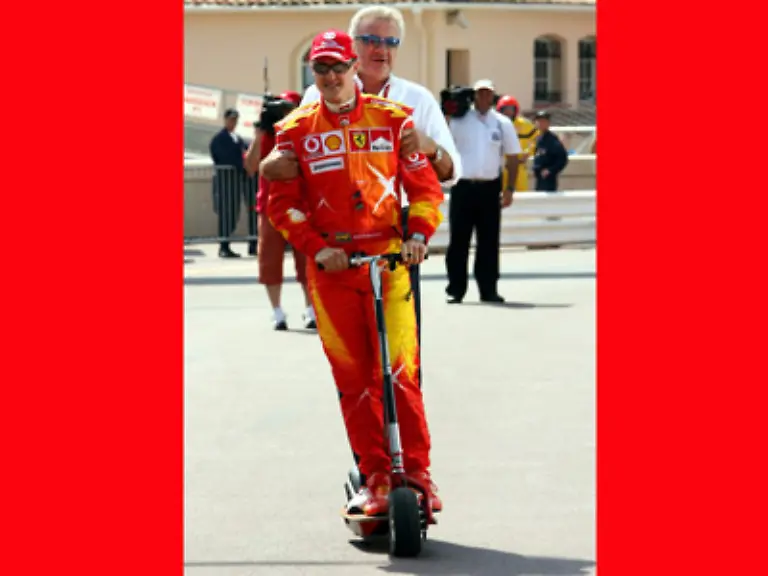 Es-war-aber-auch-der-Startschuss-fuer-eine-einzigartige-Karriere-in-der-Schumacher-die-Geschichtsbuecher-der-Formel-1-komplett-umschrieb-Die-meisten-WM-Titel-die-meisten-Siege-Punkte-schnellste-Runden-Fuehrungskilometer-und-und-und