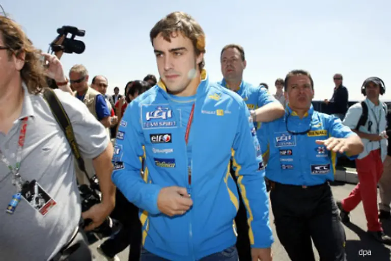 Schumachers-schaerfster-Konkurrent-Fernando-Alonso-kommt-einige-Minuten-spaeter