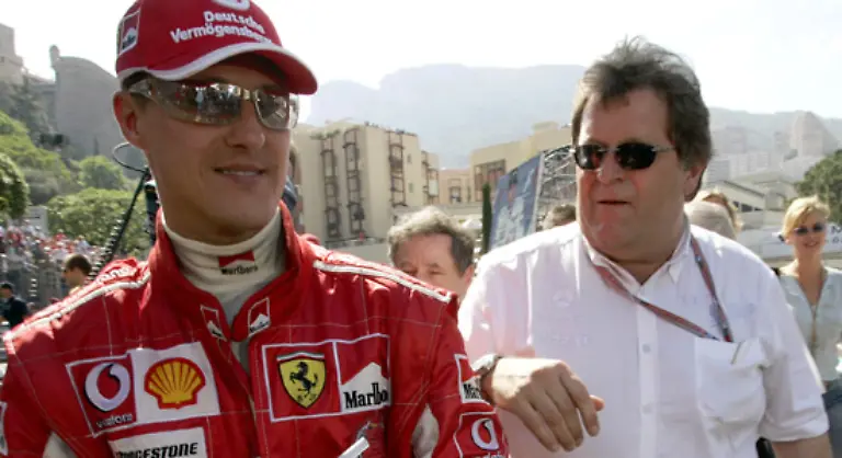 Fuer-Mercedes-Sportchef-Norbert-Haug-der-Schumacher-nur-allzu-gern-in-einem-Silberpfeil-gesehen-haette-war-Michael-die-Messlatte