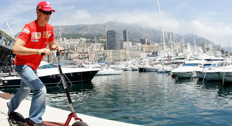 Privatjet-Luxusyacht-und-ein-millionenschwerer-Fuhrpark-gehoeren-laengst-zum-ganz-normalen-Standard-des-reichsten-deutschen-Sportlers