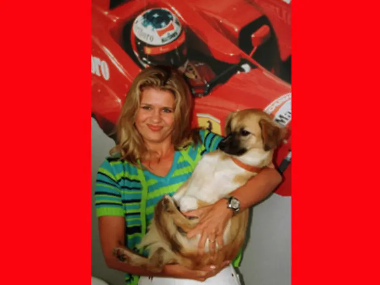Der-Hunde-Narr-Foto-Corinna-mit-einem-Hund-der-ihr-im-Fahrerlager-in-Brasilien-zugelaufen-ist-traf-so-manche-Entscheidung-die-anderen-nur-ein-Kopfschuetteln-entlocken-konnte