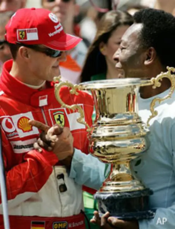 Fussballstar-Pele-ueberreicht-Schumi