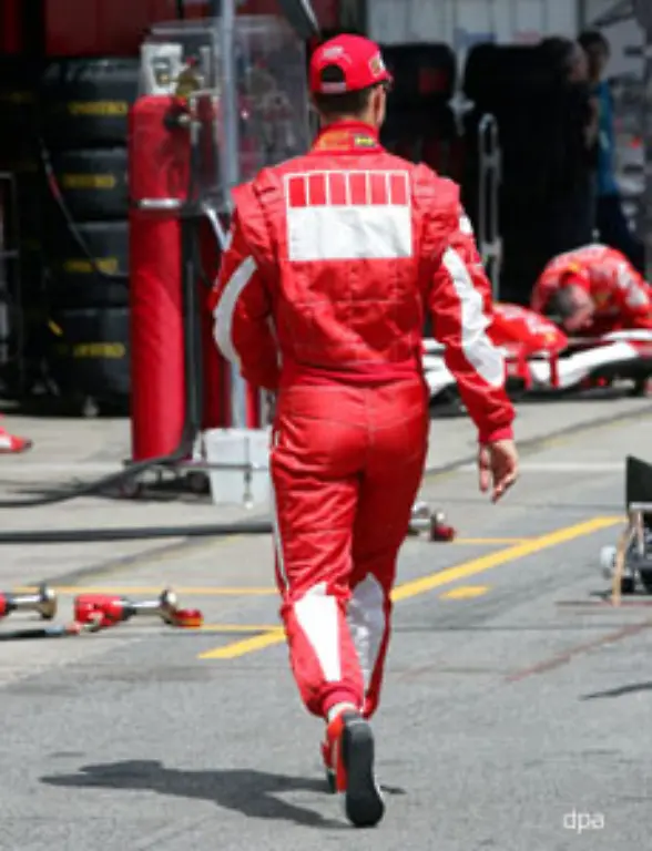 fuer-das-letzte-Formel-1-Rennen-des-Ausnahmesportlers-Schumacher-auf-dem-Weg-in-die-Box
