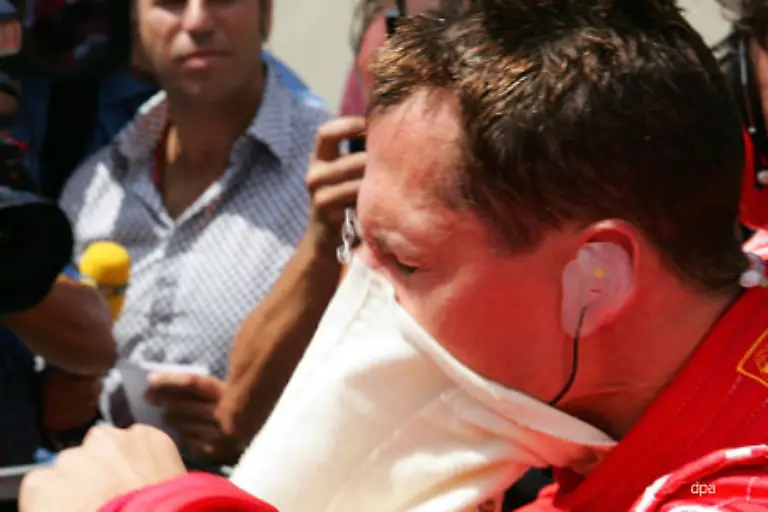 Maske-und-Helm-auf-und-ab