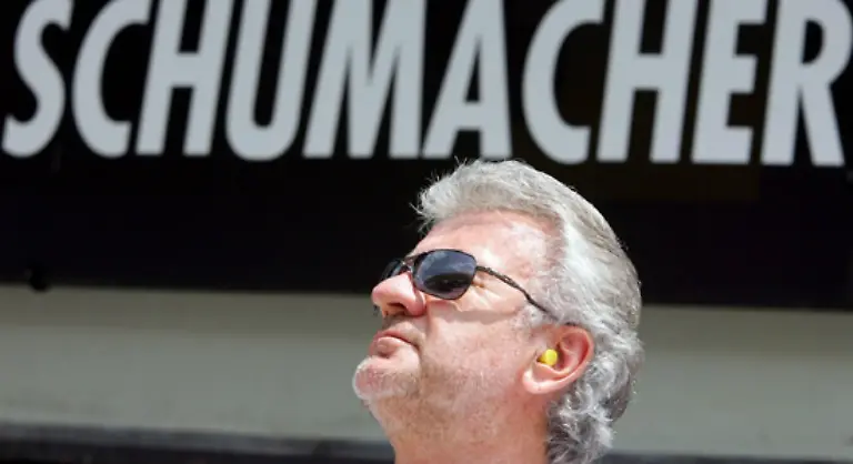 1989-nahm-ihn-Weber-unter-Vertrag-und-investierte-in-den-Geheimtipp-Inzwischen-hat-sich-der-Manager-der-mit-20-Prozent-an-saemtlichen-Einnahmen-beteiligt-ist-eine-goldene-Nase-mit-ihm-verdient