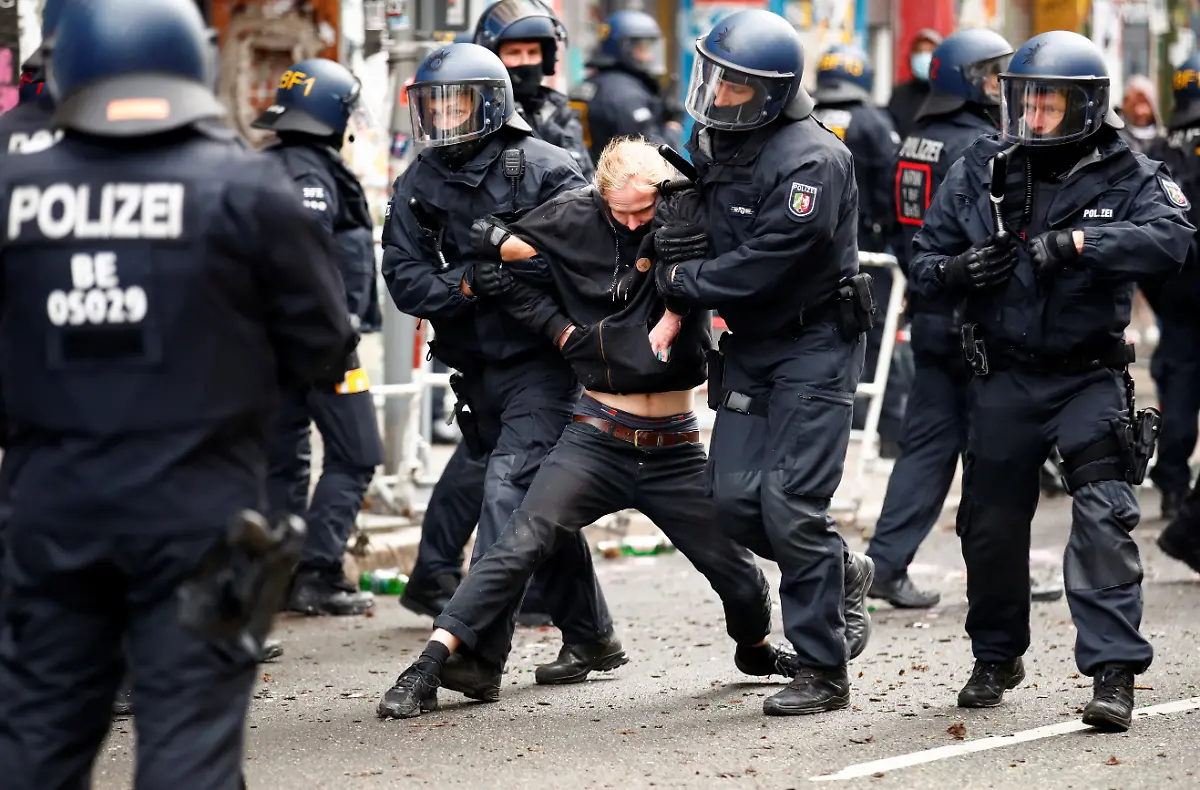 2020-10-09T070523Z-1238873913-RC2VEJ9PWT3V-RTRMADP-3-GERMANY-FARLEFT-1