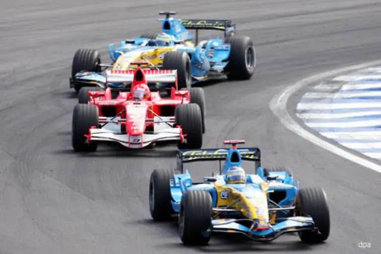 Schumacher-kaempft-sich-innerhalb-von-zwei-Runden-vom-zehnten-auf-den-sechsten-Platz-vor