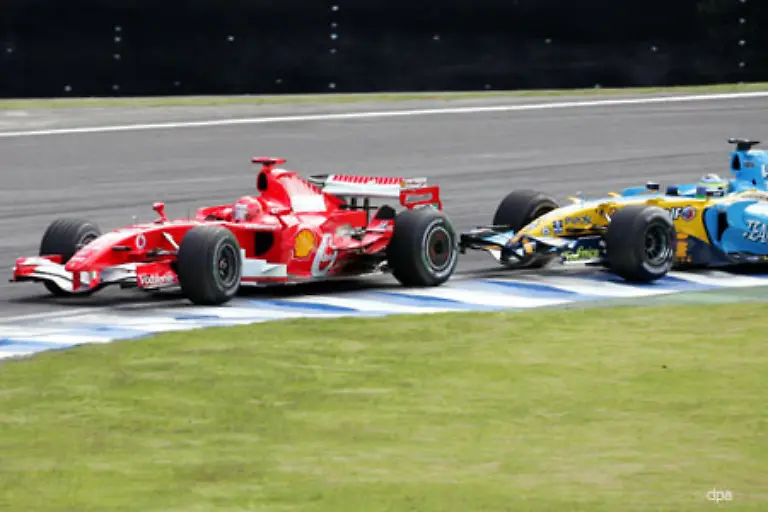 Doch-dann-der-Schock-fuer-alle-Schumi-Fans-an-der-Rennstrecke