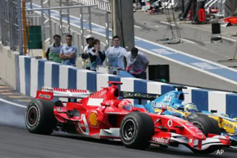 Mit-einem-waghalsigen-Manoever-zieht-Schumacher-an-Giancarlo-Fisichella-vorbei