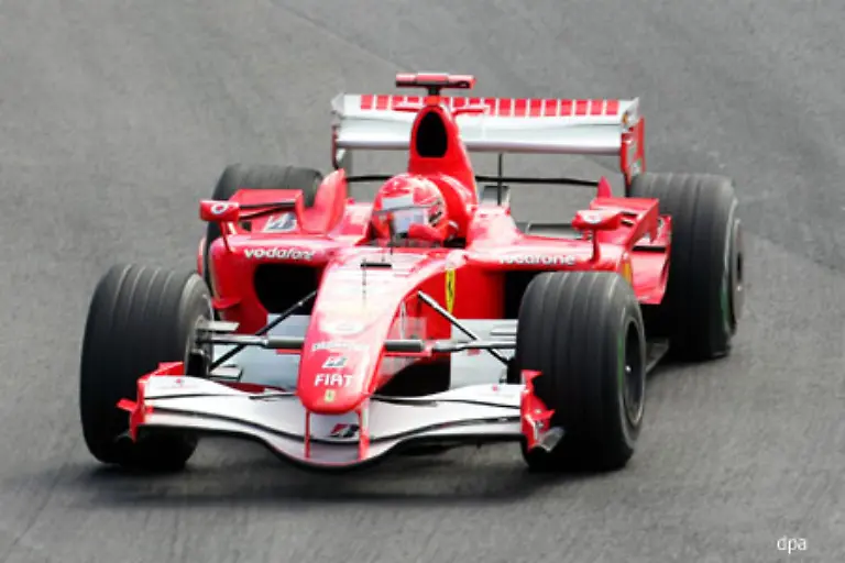 Schumacher-faengt-sich-am-hinteren-linken-Reifen-einen-Plattfuss-ein-und
