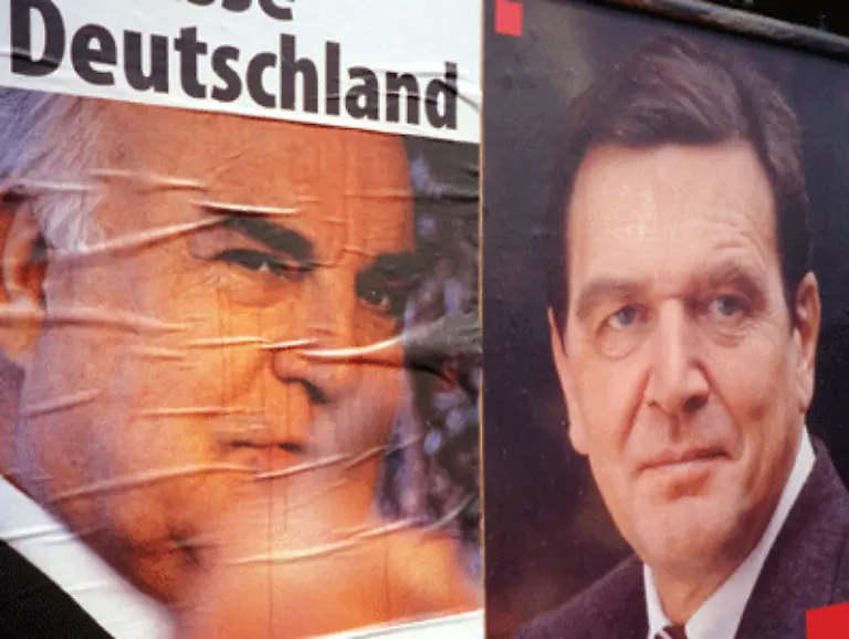 Auf-Deutschland-lasteten-16-Jahre-Kohl-Rot-Gruen-verbreitete-Aufbruchsstimmung-und-die-Hoffnung-das-Land-aus-seiner-Starre-in-die-es-sich-nach-der-Wiedervereinigung-zusehends-gesessen-hatte-zu-befreien